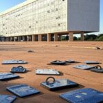 Edifício do TJDFT em Brasília com símbolos de cartões de crédito bloqueados, representando condenação por bloqueio indevido em evento.