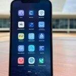 Smartphone exibindo alerta de golpe online em pagamento, com vista para Brasília, representando fraudes na Caesb no DF.