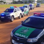 Viaturas da PMDF no campus da UnB após perseguição e prisão de suspeito de roubo.