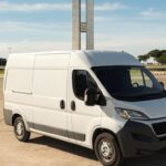 Van de atendimento itinerante da Neoenergia em praça de Brasília, Distrito Federal, sem hora marcada.