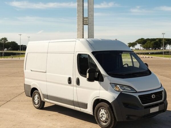 Van de atendimento itinerante da Neoenergia em praça de Brasília, Distrito Federal, sem hora marcada.