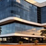 Edifício do TJDFT em Brasília com câmeras de segurança, simbolizando investimentos em reconhecimento facial e parcerias contra golpes.