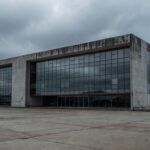 Prédio governamental abandonado em Brasília representando falhas na proteção a mulheres e idosos no DF.