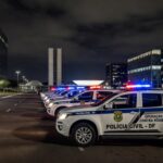 Viaturas da Polícia Civil do DF em operação de prisão por dopagem e roubo em Brasília.
