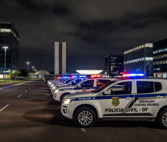 Viaturas da Polícia Civil do DF em operação de prisão por dopagem e roubo em Brasília.
