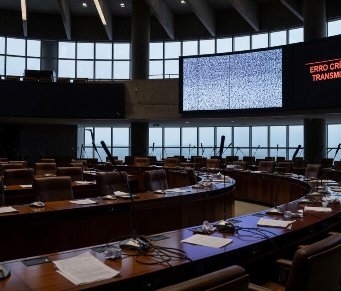 Fachada da CLDF com telas transmitindo sessão ao vivo, sob críticas por opacidade no Legislativo.