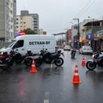 Blitz do Detran-DF em Ceilândia com motocicletas paradas e viatura de fiscalização de trânsito.