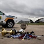 Viatura da polícia da CLDF perto de campo esportivo em Brasília durante crise de segurança no DF.