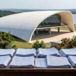 Mesa com pilhas de documentos burocráticos em escritório de Brasília, ilustrando críticas à burocracia na Caesb.