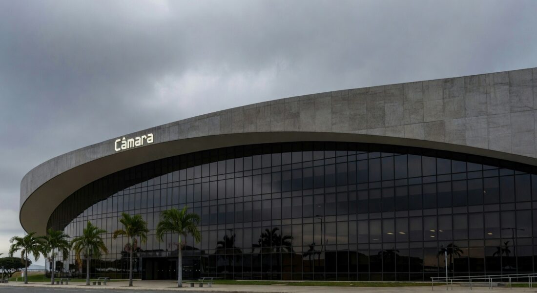 Fachada da CLDF em Brasília sob céu nublado, representando críticas à falta de transparência no título honorário ao Ministro Caputo Bastos.