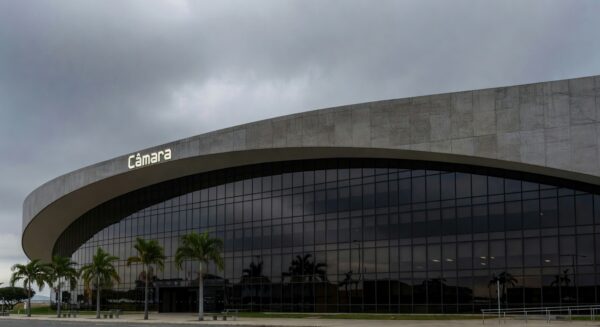 Fachada da CLDF em Brasília sob céu nublado, representando críticas à falta de transparência no título honorário ao Ministro Caputo Bastos.