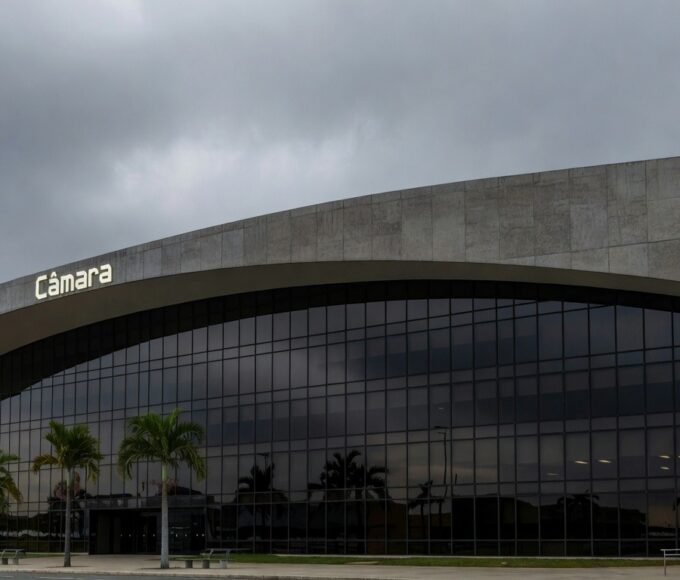 Fachada da CLDF em Brasília sob céu nublado, representando críticas à falta de transparência no título honorário ao Ministro Caputo Bastos.
