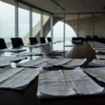 Edifício da Câmara Legislativa do DF em Brasília, com bandeiras e céu nublado, representando reunião sobre gestão do BRB.