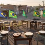 Roda de samba em praça de Ceilândia homenageando mulheres sambistas, com instrumentos musicais e ambiente urbano brasileiro.