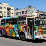 Ônibus cultural itinerante do Projeto Andanças estacionado em rua de Ceilândia, com decorações artísticas brasileiras.