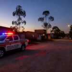 Viatura da Polícia Militar em rua de Ceilândia após incidente com baleamento.