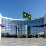 Edifício do TJDFT em Brasília com símbolos da Semana Nacional da Justiça pela Paz em Casa contra violência à mulher.
