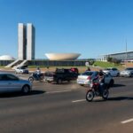 Via movimentada em Brasília com tráfego intenso, ilustrando aumento de mortes no trânsito segundo estudo do Detran-DF.
