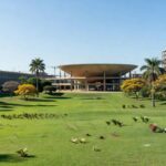 Campus universitário moderno em Brasília, representando crescimento de matrículas na UnDF.