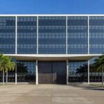 Edifício do TJDFT em Brasília com portas fechadas, representando suspensão de expediente presencial.