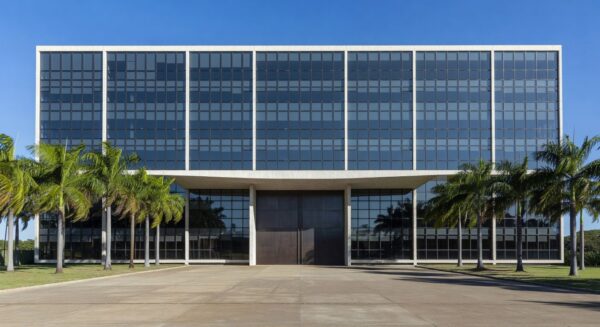 Edifício do TJDFT em Brasília com portas fechadas, representando suspensão de expediente presencial.