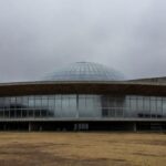 Edifício da CLDF em Brasília com janelas embaçadas simbolizando críticas por falta de transparência na aprovação de título honorário.
