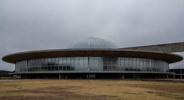 Edifício da CLDF em Brasília com janelas embaçadas simbolizando críticas por falta de transparência na aprovação de título honorário.