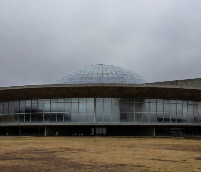 Edifício da CLDF em Brasília com janelas embaçadas simbolizando críticas por falta de transparência na aprovação de título honorário.