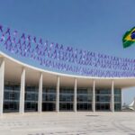 Edifício do TJDFT em Brasília com símbolos de campanha contra violência doméstica no Mês da Mulher.
