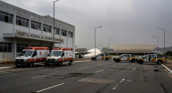Hospital público deteriorado e viatura policial danificada em Brasília, representando falhas na saúde e segurança do DF.
