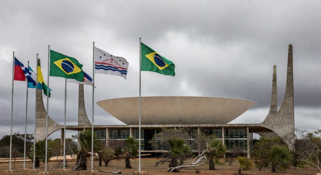 Edifício da CLDF em Brasília com fitas roxas simbolizando combate à violência contra mulheres.