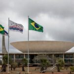 Edifício da CLDF em Brasília com fitas roxas simbolizando combate à violência contra mulheres.