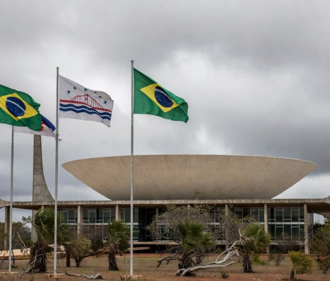 Edifício da CLDF em Brasília com fitas roxas simbolizando combate à violência contra mulheres.