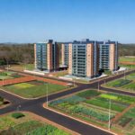 Vista panorâmica de Riacho Fundo II transformado em polo autossuficiente com investimentos do GDF em infraestrutura sustentável.