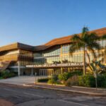 Edifício moderno do novo campus da UnDF em Ceilândia, Distrito Federal, com arquitetura brasileira contemporânea.