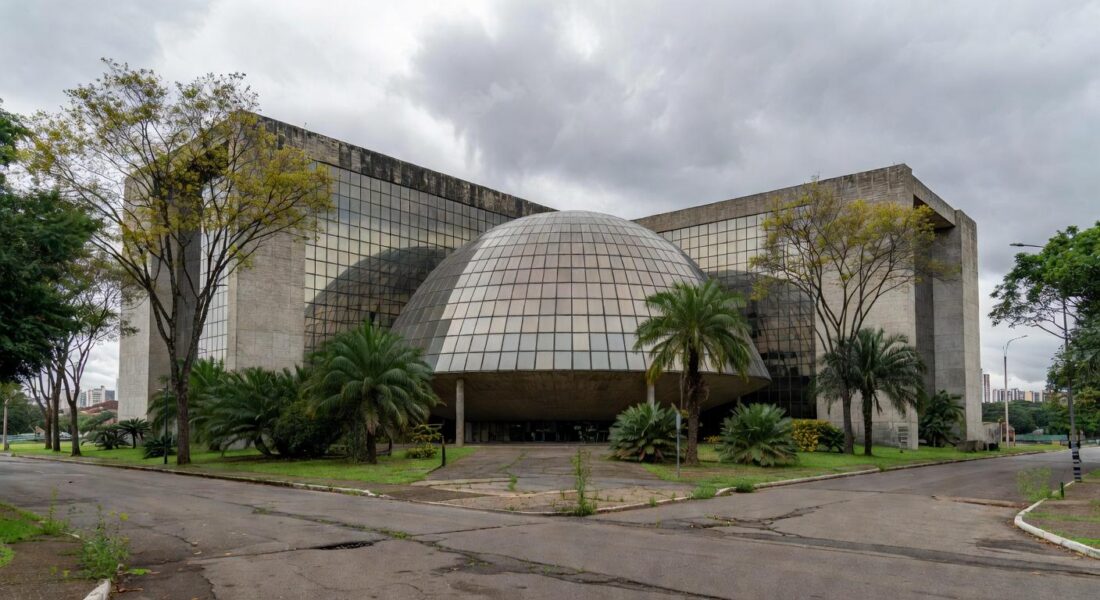 Edifício da Câmara Legislativa do DF em Brasília, com atmosfera sombria representando priorização de homenagens sobre pautas urgentes.