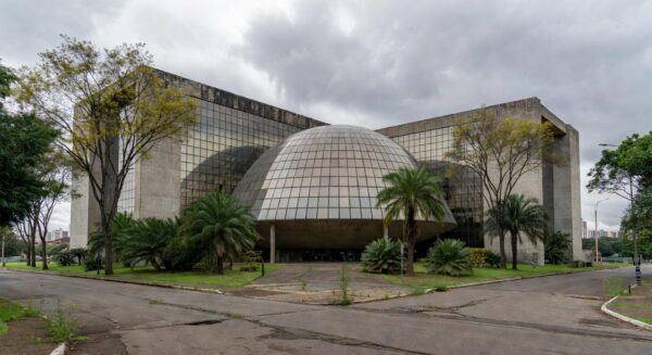 Edifício da Câmara Legislativa do DF em Brasília, com atmosfera sombria representando priorização de homenagens sobre pautas urgentes.