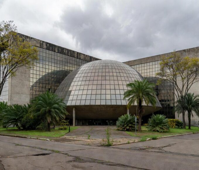 Edifício da Câmara Legislativa do DF em Brasília, com atmosfera sombria representando priorização de homenagens sobre pautas urgentes.