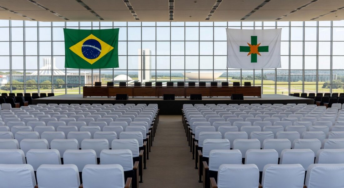Auditório em Brasília preparado para cerimônia de formatura do Programa Qualifica DF, com bandeiras e decoração.
