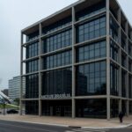 Fachada do Banco de Brasília sob céu nublado, representando escrutínio por irregularidades aprovado pela CCJ da CLDF.