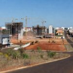 Vista de obras de infraestrutura em Ceilândia, Distrito Federal, representando investimentos de mais de R$ 280 milhões desde 2019.