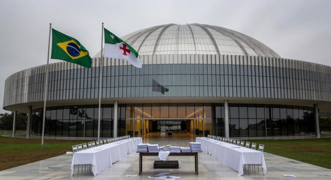 Fachada da CLDF em Brasília durante inauguração do programa Conhecendo o Parlamento, com críticas por falta de transparência.