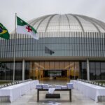 Fachada da CLDF em Brasília durante inauguração do programa Conhecendo o Parlamento, com críticas por falta de transparência.
