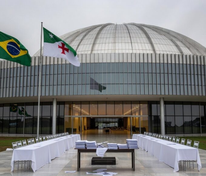 Fachada da CLDF em Brasília durante inauguração do programa Conhecendo o Parlamento, com críticas por falta de transparência.
