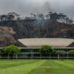 Edifício da CLDF em Brasília com mata degradada ao fundo, representando homenagem a agentes ambientais e críticas por ineficácia na vigilância.