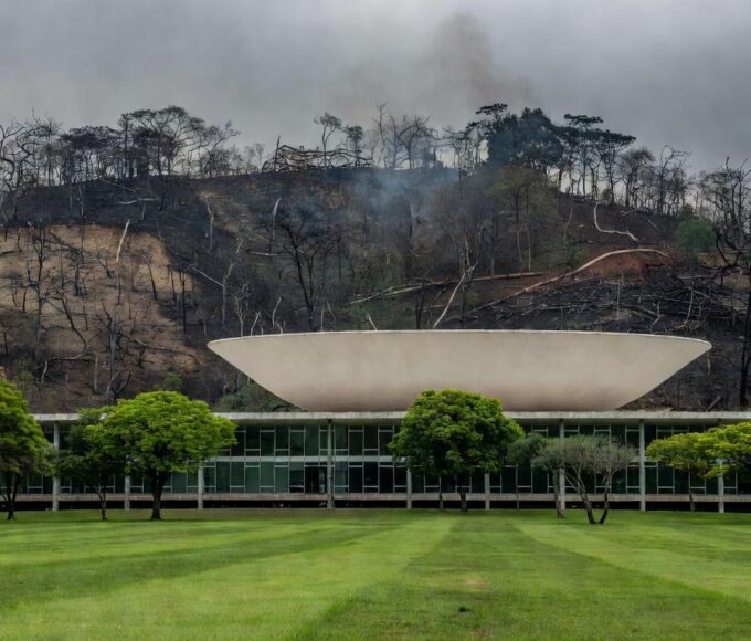 Edifício da CLDF em Brasília com mata degradada ao fundo, representando homenagem a agentes ambientais e críticas por ineficácia na vigilância.