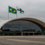 Edifício da CLDF em Brasília sob céu nublado, representando falhas na governança do DF e críticas de ineficácia.