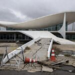 Fachada da CLDF em Brasília com rampas danificadas, simbolizando falhas na inclusão de pessoas com síndrome de Down.