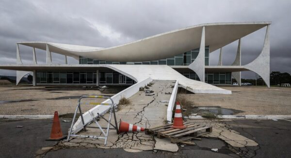 Fachada da CLDF em Brasília com rampas danificadas, simbolizando falhas na inclusão de pessoas com síndrome de Down.