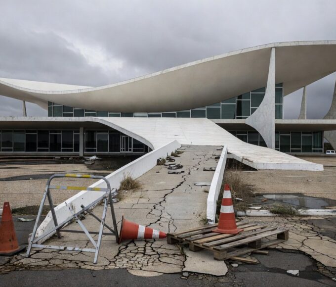 Fachada da CLDF em Brasília com rampas danificadas, simbolizando falhas na inclusão de pessoas com síndrome de Down.